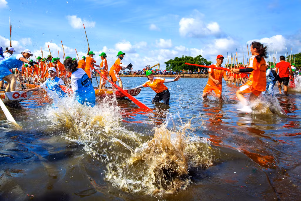 Thi đua thuyền trong lễ hội Xuống đồng ở Hà Nam, thị xã Quảng Yên. Ảnh: Dương Văn Toàn (CTV).