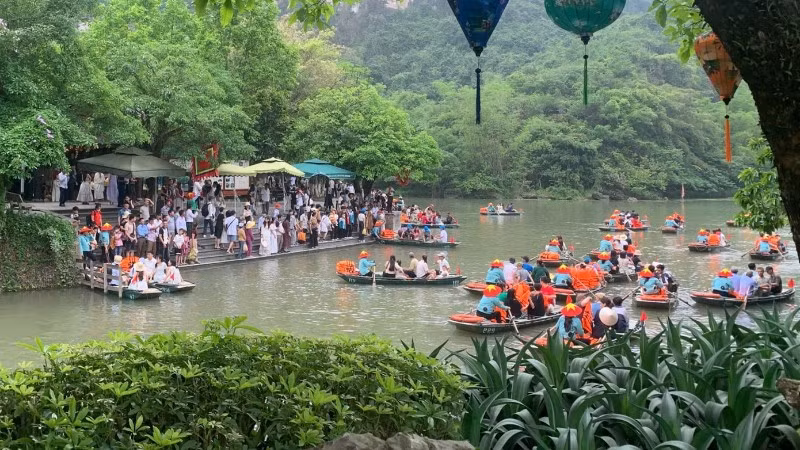 Du khách nườm nượp đổ về Ninh Bình.