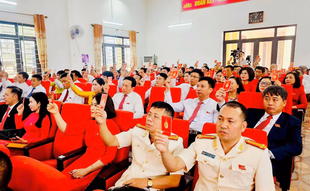 Các đại biểu biểu quyết thông qua Nghị quyết Đại hội.