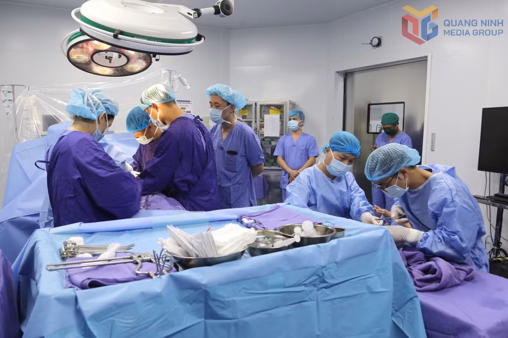 Bệnh viện Đa khoa tỉnh phối hợp cùng Bệnh viện Hữu nghị Việt Đức thực hiện ghép thận cho bệnh nhân suy thận mạn giai đoạn cuối từ người hiến tạng (ngày 23/5/2025).
