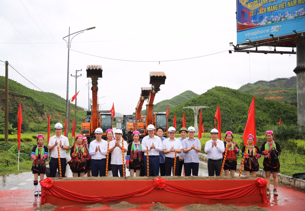 Đại biểu cùng nhân dân thực hiện nghi thức động thổ Dự án cải tạo, nâng cấp đường tỉnh 330.