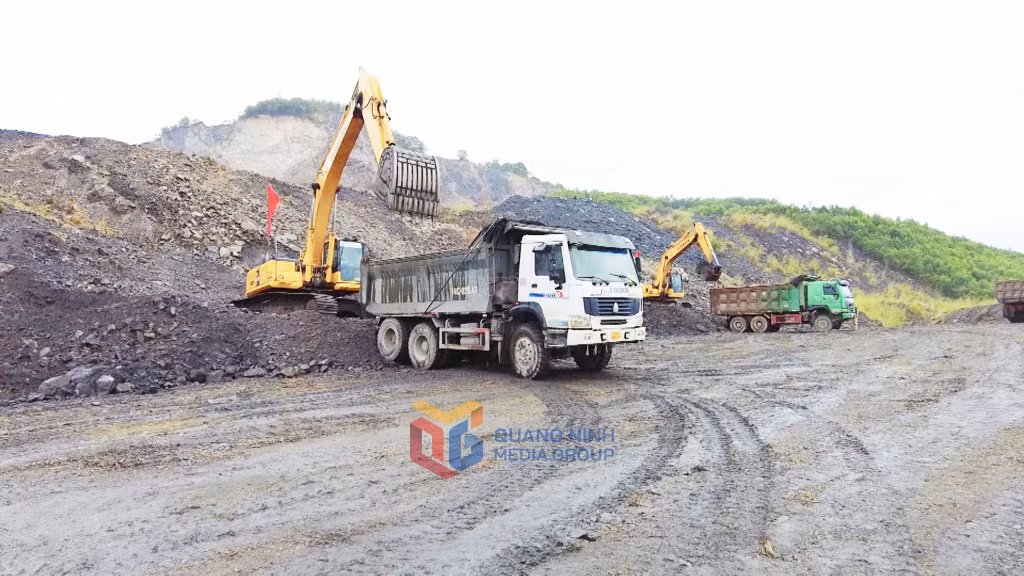 Công ty Chế biến Than Quảng Ninh - TKV bốc xúc đất đá tại bãi thải mỏ Suối Lại phục vụ cho san lấp mặt bằng dự án. Ảnh: Quốc Thắng