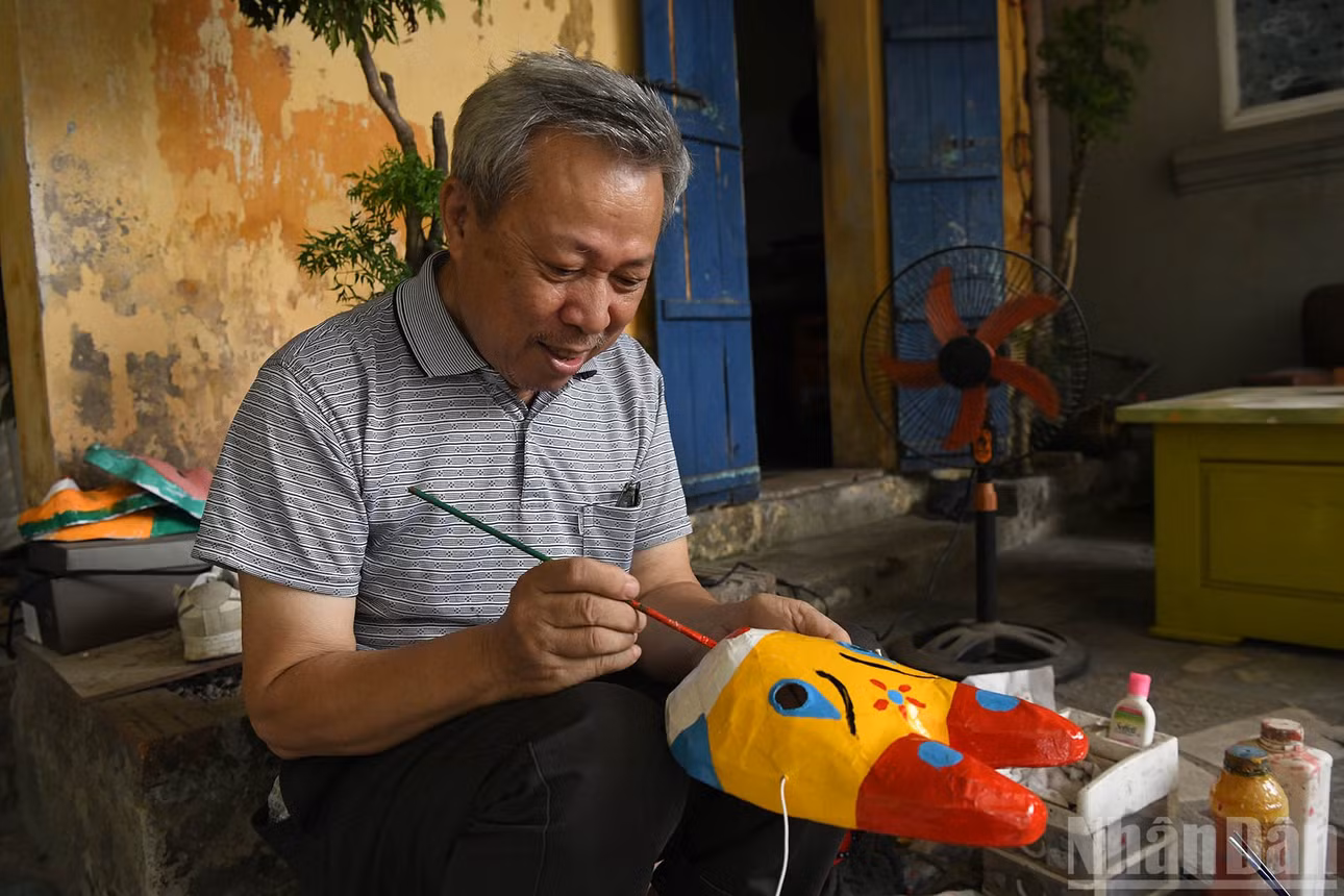 Nghề làm mặt nạ giấy bồi không khó, nhưng để tạo ra một sản phẩm có hồn, người thợ cần sự khéo léo và tỉ mỉ ở mọi công đoạn, nhất là khâu tô màu và vẽ nét cuối cùng.
