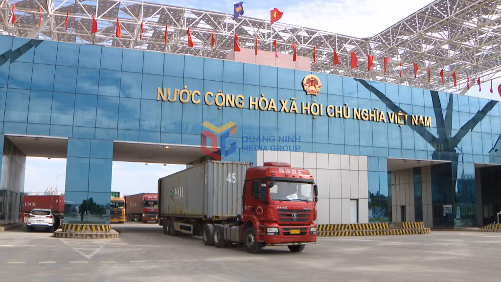 Xe hàng hóa thông quan tại Cửa khẩu Bắc Luân II (TP Móng Cái).
