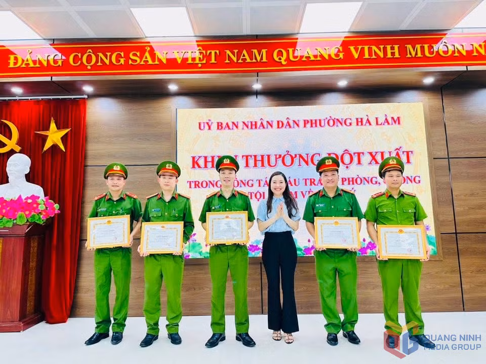 Lãnh đạo UBND phường Hà Lầm Khen thưởng đột xuất tập thể, cá nhân có thành tích trong xử lý hình sự đối tượng sử dụng ma tuý.