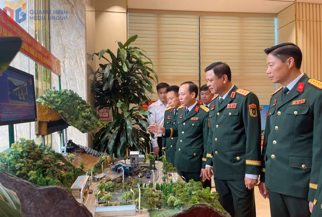 Các đại biểu tham quan mô hình trưng bày tại Đại hội.