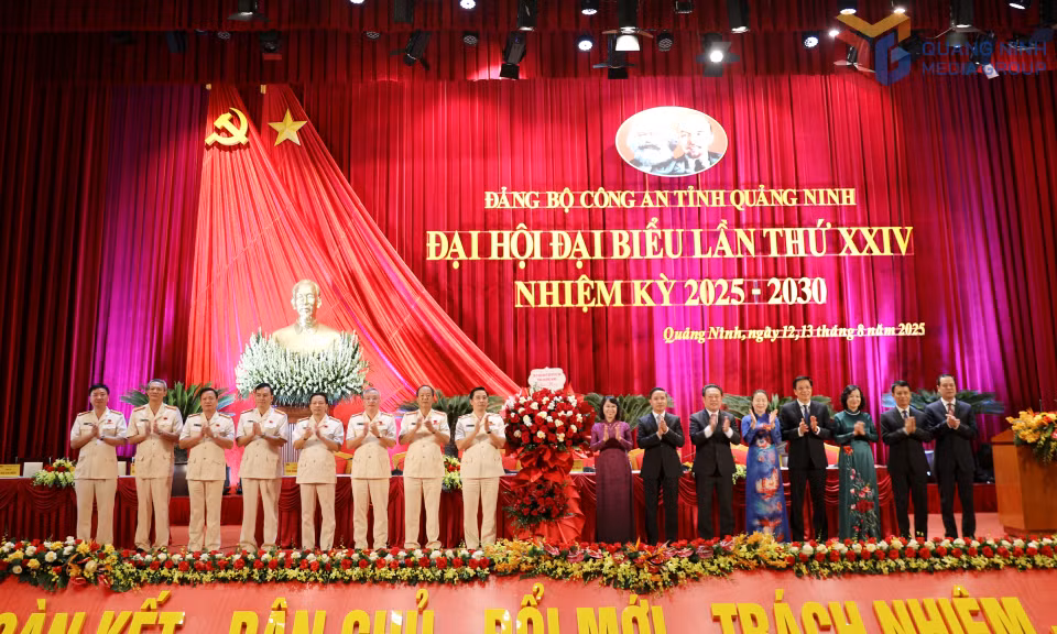 Các đồng chí lãnh đạo tỉnh, tặng hoa chúc mừng Đại hội.