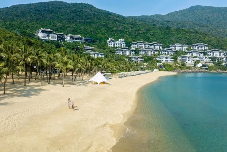 Đà Nẵng với những bãi biển xanh, nhịp sống "chậm" hấp dẫn du khách. (Ảnh: Booking.com)