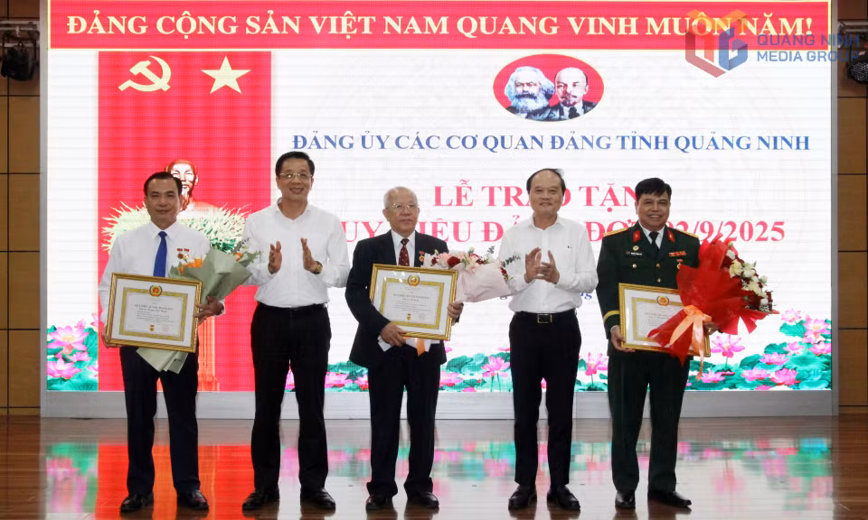 Lãnh đạo Đảng ủy các Cơ quan Đảng tỉnh, trao Huy hiệu Đảng cho đồng chí Hoàng Đức Hạnh và đồng chí Nguyễn Thành Thứ, Đảng bộ MTTQ tỉnh.