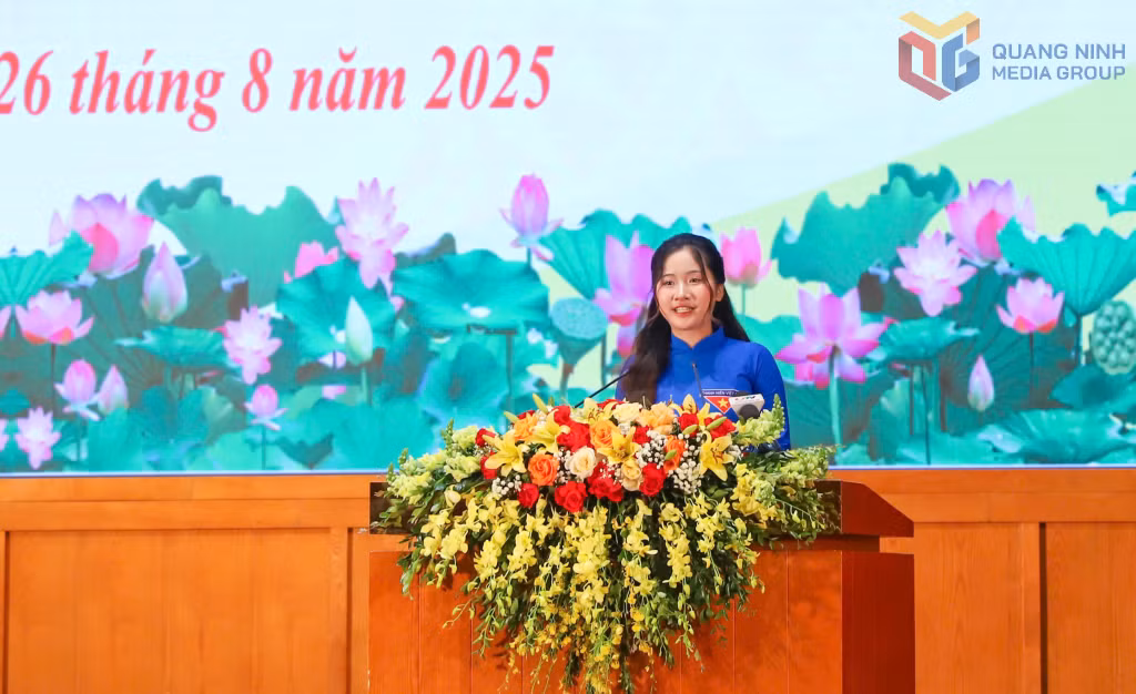 Đồng chí Đặng Tâm Nhi, Bí thư Liên Chi đoàn - Trợ giảng Khoa Du lịch, trường Đại học Hạ Long, đại diện cho tuổi trẻ phát biểu tại buổi lễ.