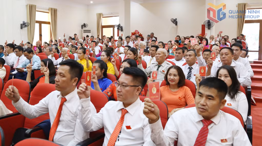 Các đại biểu biểu quyết thông qua Nghị quyết Đại hội.