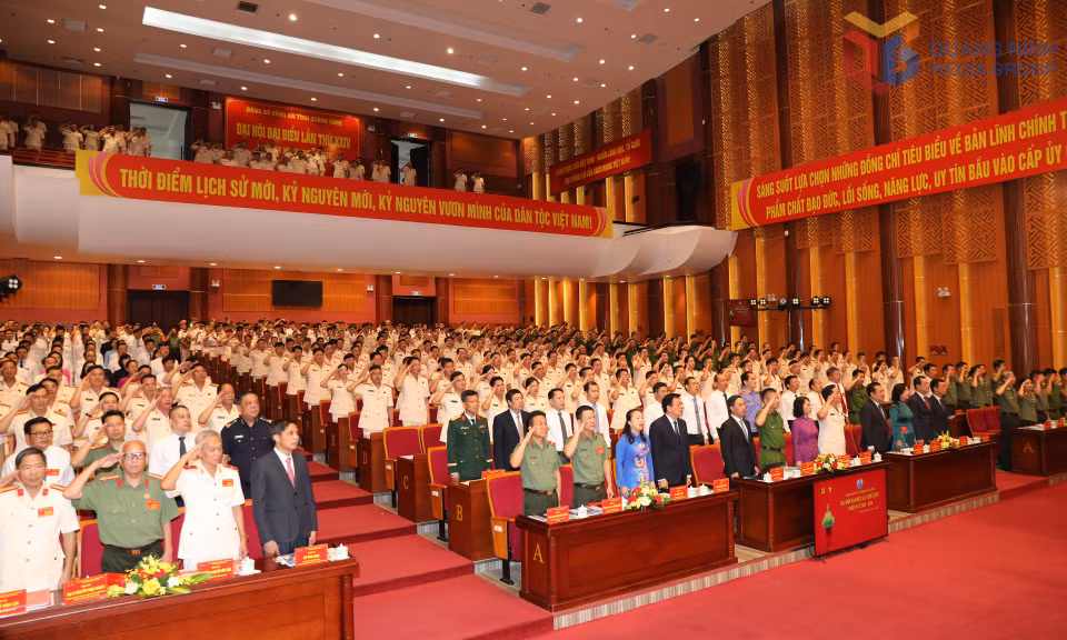 Các đại biểu thực hiện nghi thức chào cờ.