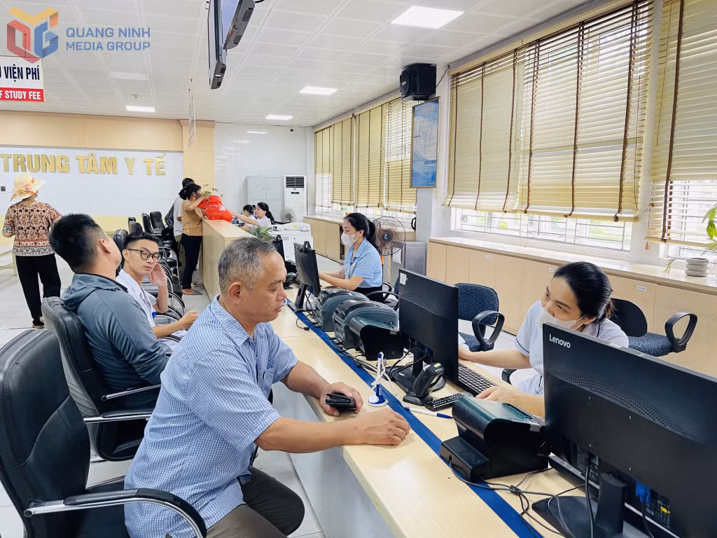 Người dân đến làm thủ tục khám, chữa bệnh tại Trung tâm Y tế Quảng Yên.