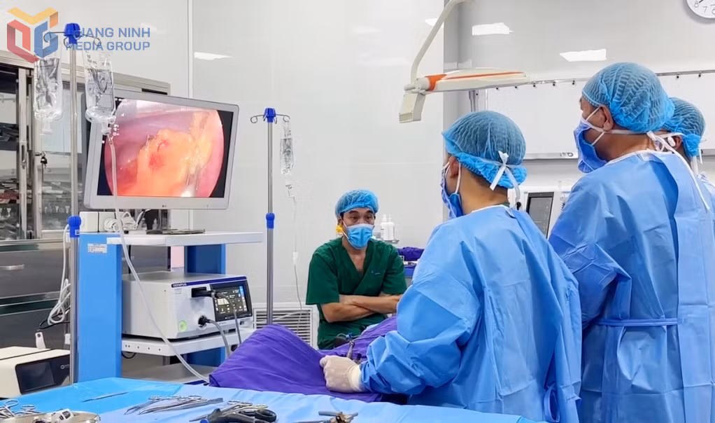 Một ca phẫu thuật nội soi cho người bệnh tại Bệnh viện Đa khoa quốc tế Hà Nội - Quảng Ninh (phường Uông Bí).