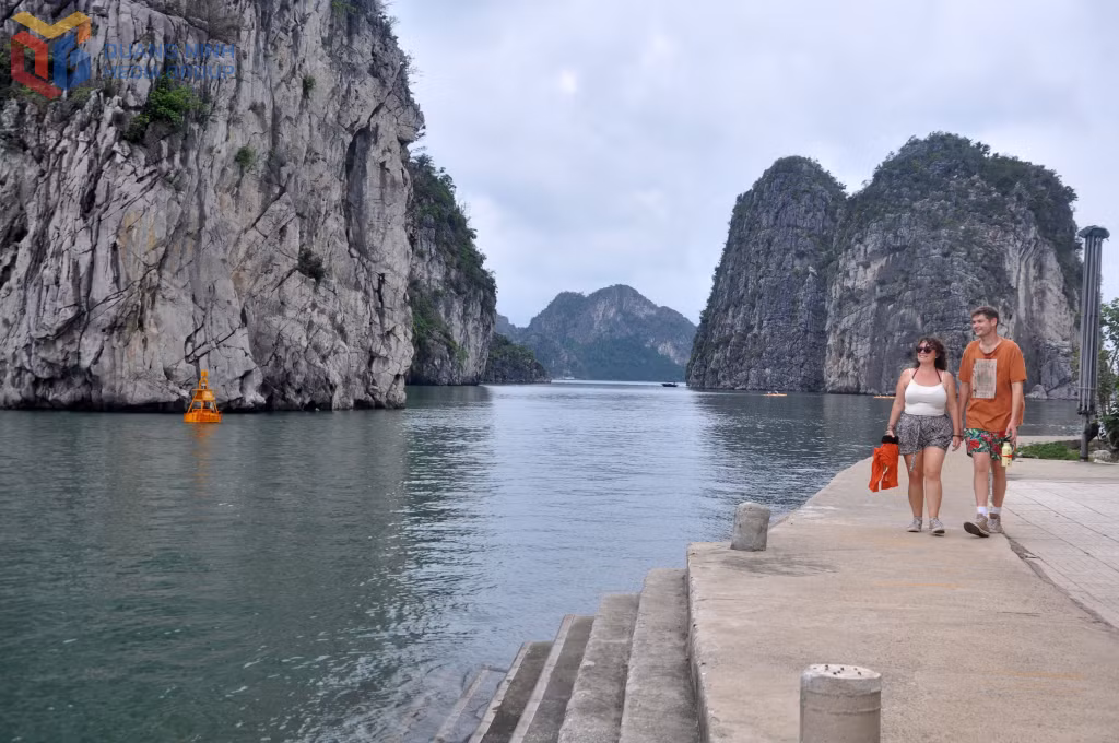Đôi tình nhân người Anh dạo bước thưởng ngoạn cảnh đẹp khu vực Hang Cỏ.