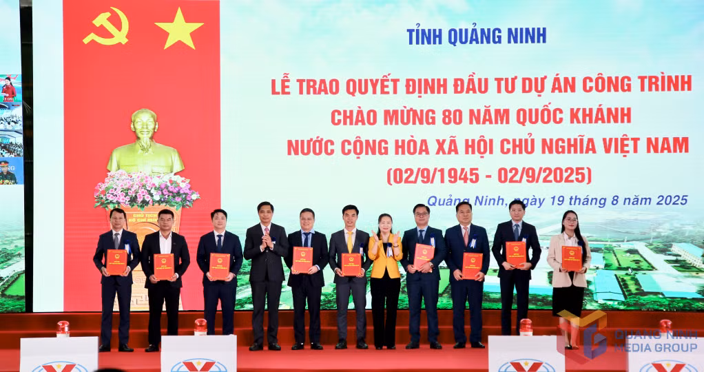 Tỉnh Quảng Ninh trao quyết định đầu tư cho các dự án đô thị, nhà ở xã hội, dự án khác.