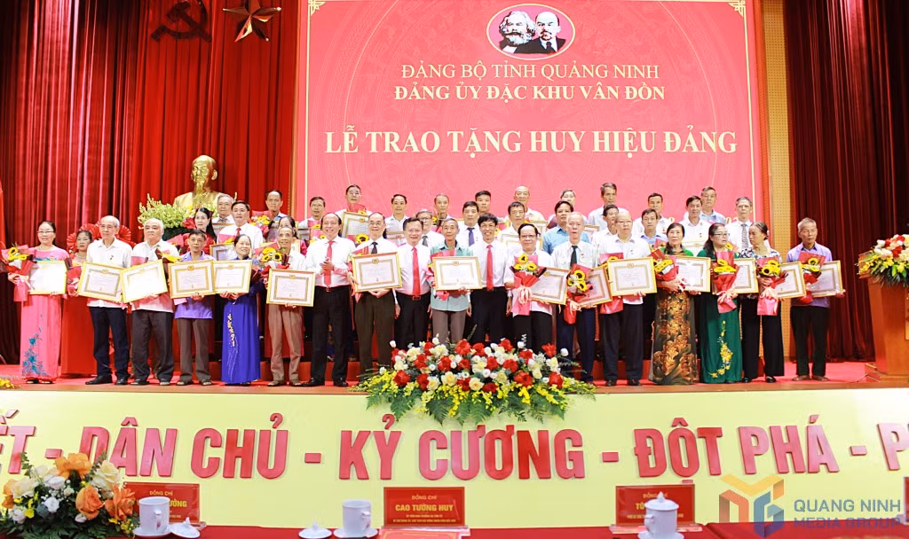 Lãnh đạo Đảng ủy đặc khu Vân Đồn trao tặng Huy hiệu Đảng cho các đảng viên.