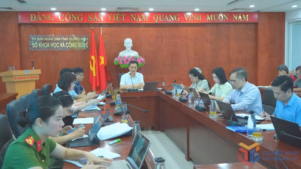 Đồng chí Nguyễn Mạnh Cường, Giám đốc Sở KH&amp;CN phát biểu tại cuộc họp.