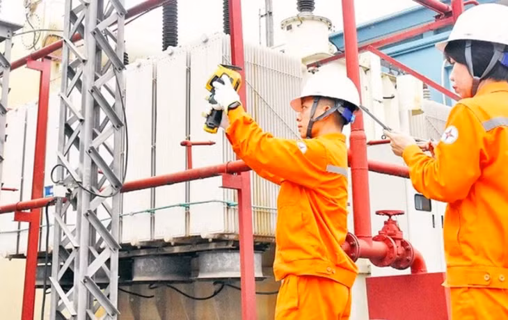 Công nhân ngành điện kiểm tra sản lượng tiêu thụ - Ảnh: EVN