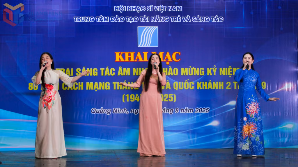 Một tiết mục ca nhạc chào mừng do các ca sĩ Quảng Ninh trình bày.