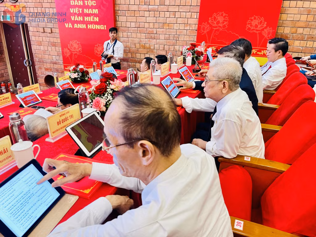 Đại hội không sử dụng giấy tờ, các đại biểu thông qua việc quét mã QR để điểm danh, nhận tài liệu và sử dụng ipad, laptop được cài tài liệu sẵn.