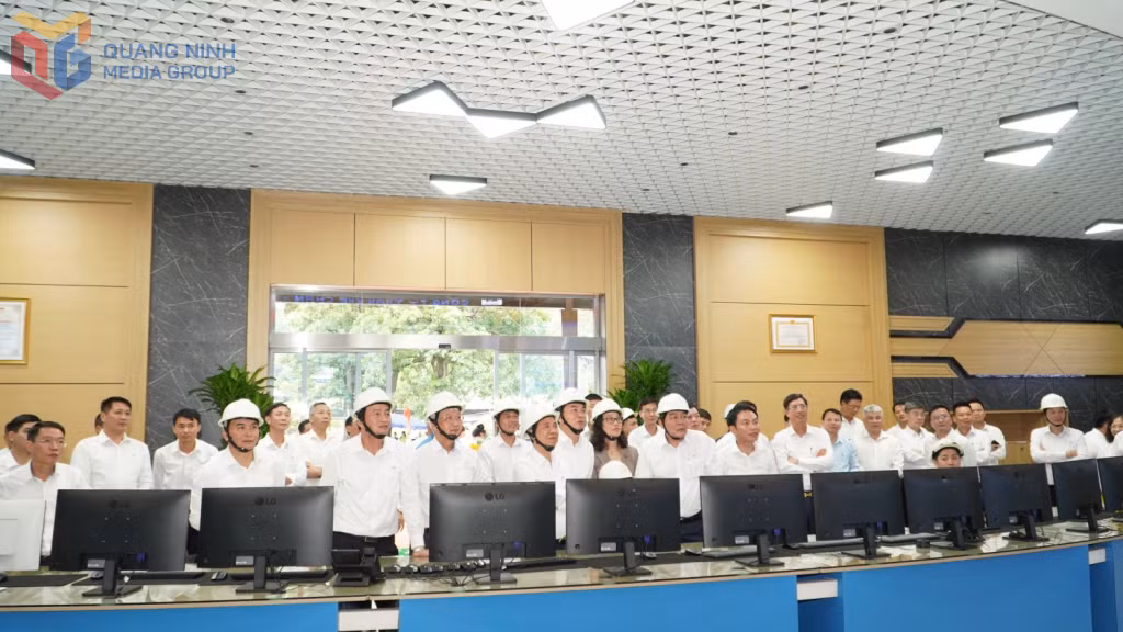 Nhà điều hành tập trung Khe Chàm III được đầu tư nhiều thiết bị máy móc giám sát, điều hành hiện đại.