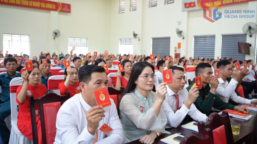 Các đại biểu biểu quyết thông qua Nghị quyết tại Đại hội.