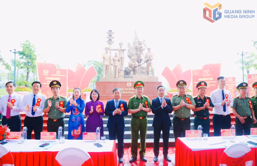 Các đại biểu chụp ảnh lưu niệm tại lễ khánh thành.
