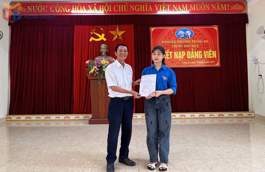 Khu Hạ 2, phường Tràng An cũ (nay là phường Bình Khê) tổ chức lễ kết nạp đảng viên (tháng 6/2025).