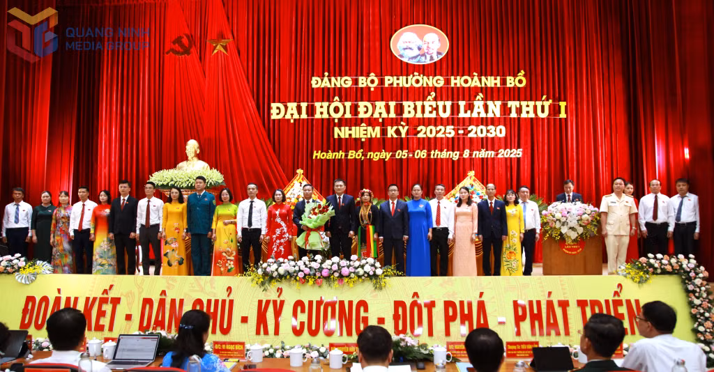 BCH Đảng bộ phường Hoành Bồ nhiệm kỳ 2025-2030 ra mắt Đại hội .