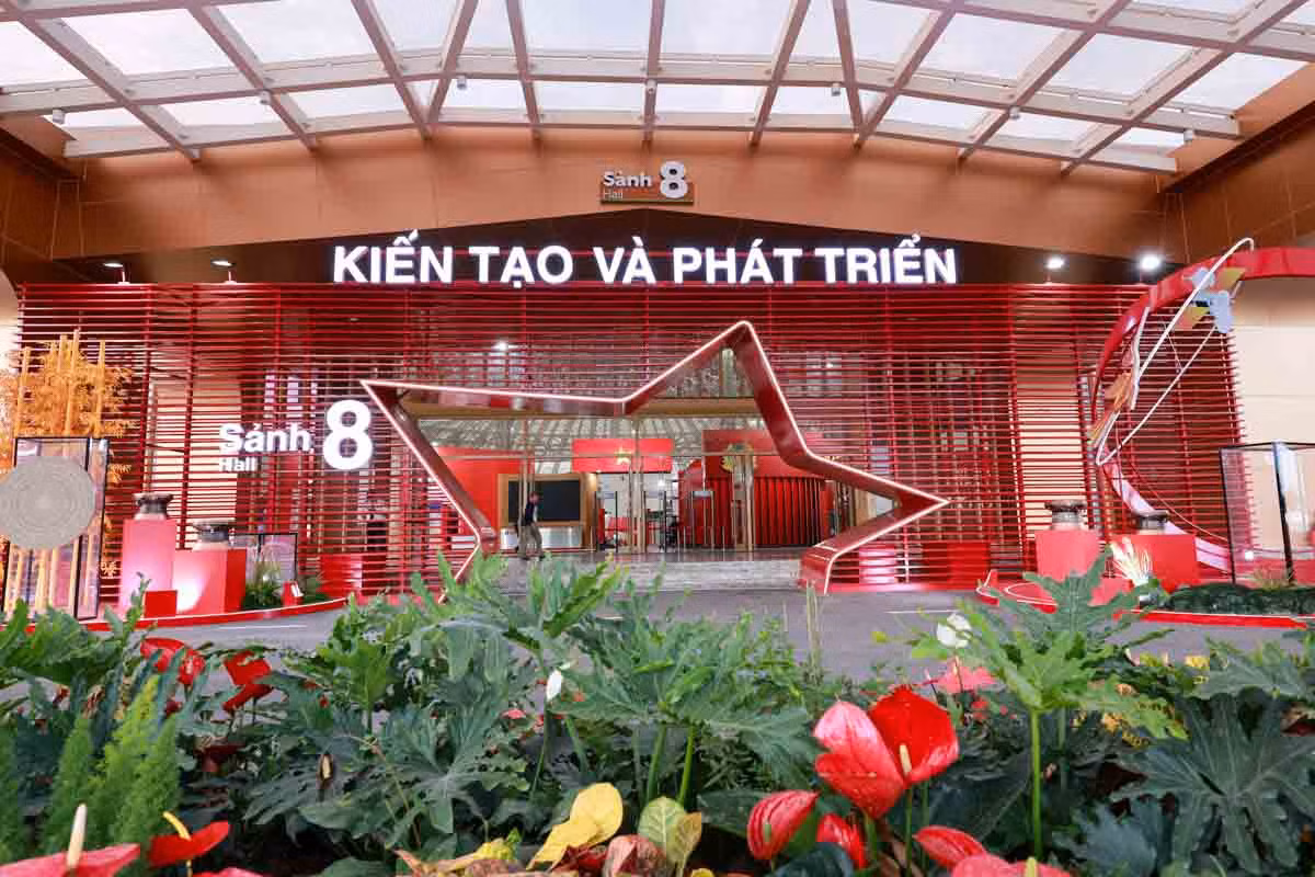 Triển lãm với không gian, nội dung trưng bày lớn nhất từ trước tới nay và hàng loạt chương trình, hoạt động đặc sắc hứa hẹn sẽ là điểm đến hấp dẫn. Sảnh số 1 và 8 với chủ để “Kiến tạo để phát triển”, là không gian trưng bày của 25 đơn vị gồm Mặt trận Tổ quốc Việt Nam, Văn phòng Quốc hội, Văn phòng Trung ương Đảng; các bộ, ban, ngành, cơ quan ngang bộ, cơ quan thuộc Chính phủ.