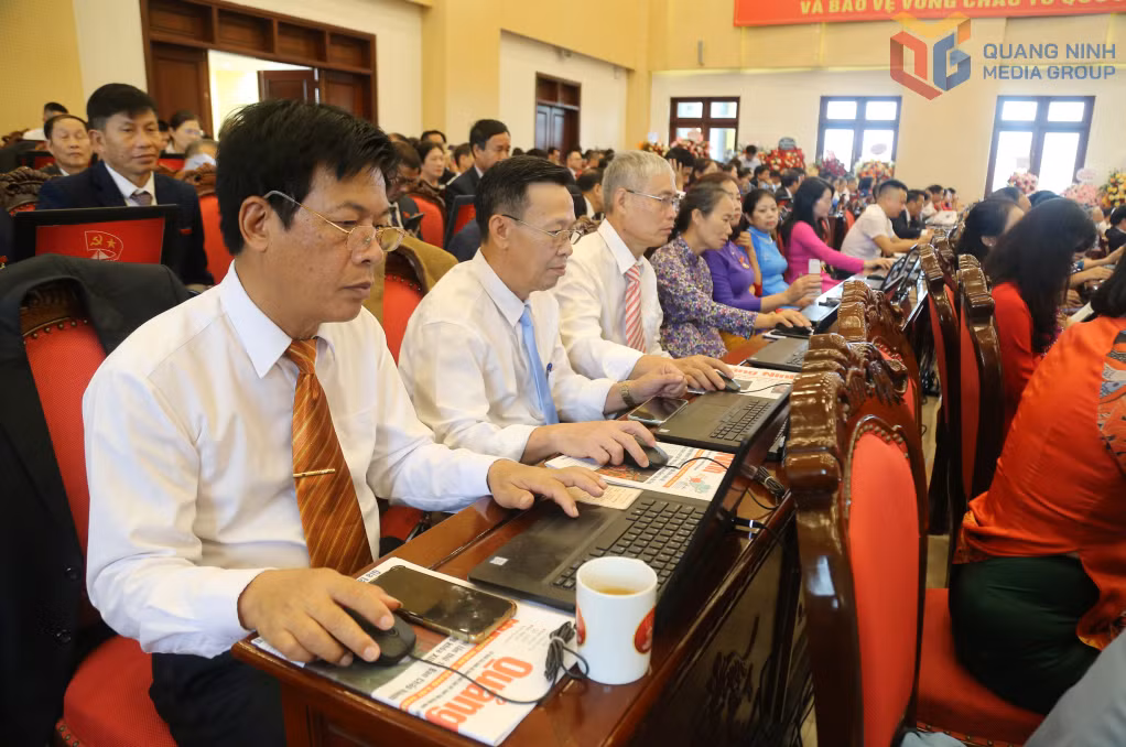 Đảng bộ phường Bãi Cháy mạnh dạn ứng dụng chuyển đổi số vào tổ chức đại hội. 