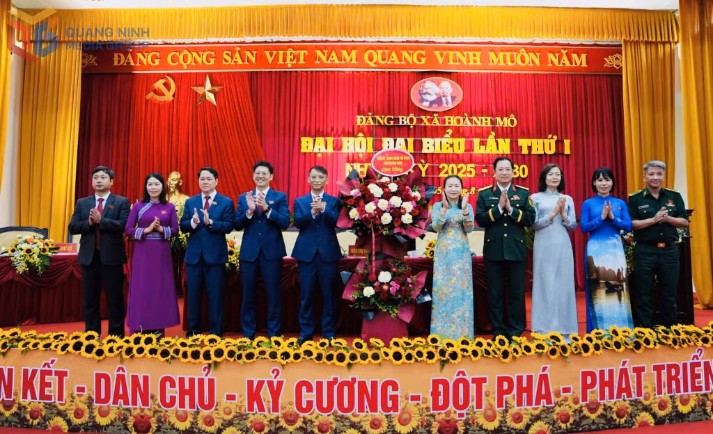 Đồng chí Vi Ngọc Bích, Ủy viên Ban thường vụ Tỉnh ủy, Phó Chủ tịch Thường trực HĐND tỉnh chúc mừng, tặng hoa Đại hội Đại biểu Đảng bộ xã Hoành Mô lần thứ I.