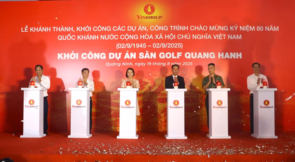 Các đại biểu khởi công dự án sân golf Quang Hanh. 