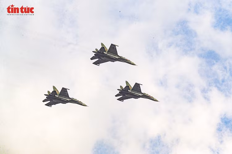 Động cơ phản lực Su-30MK2 gầm vang, xé gió bay qua bầu trời.