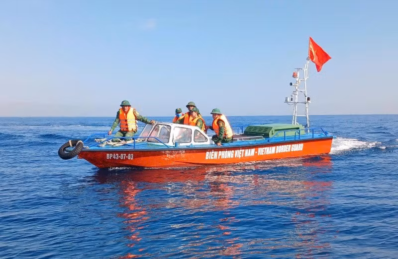 Đà Nẵng huy động nhiều lực lượng tìm kiếm ngư dân mất tích trên biển. Ảnh: Hồng Anh