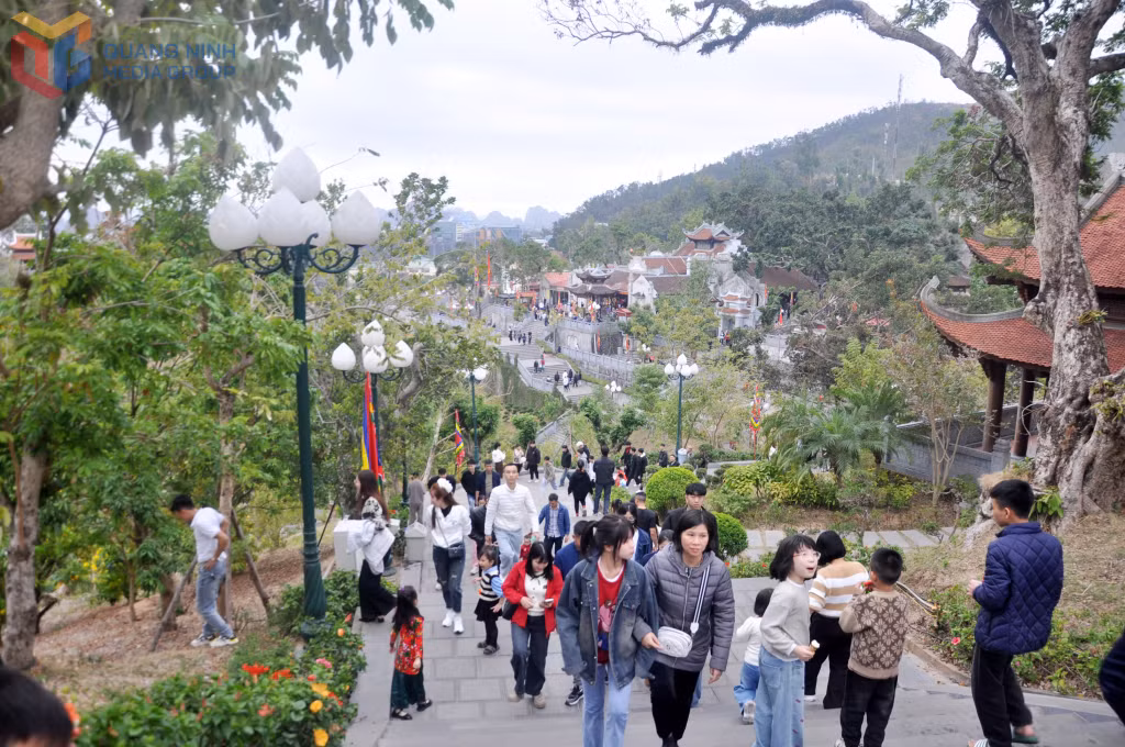 Du lịch di sản ở Quảng Ninh được khai thác tốt trong những năm gần đây. Ảnh: Du khách tham quan đền Cửa Ông trong mùa hội xuân 2025.