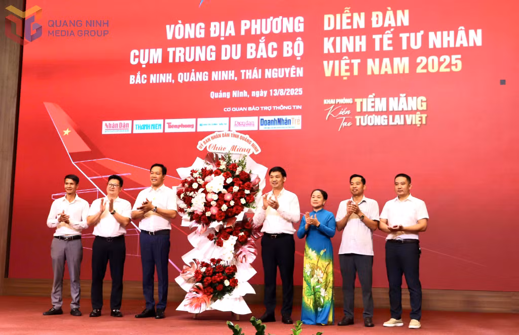 Đồng chí Nguyễn Văn Công, Phó Chủ tịch UBND tỉnh tặng hoa chúc mừng.
