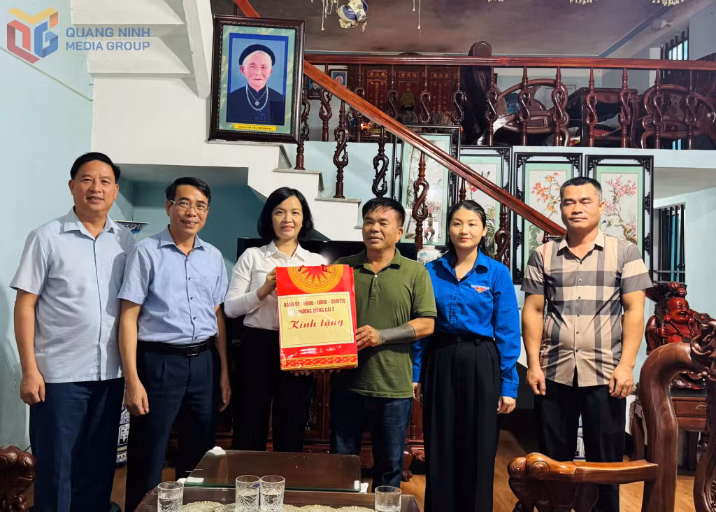 Lãnh đạo phường Móng Cái 2 thăm, tặng quà gia đình chính sách nhân dịp Ngày Thương binh-Liệt sỹ 27/7/2025