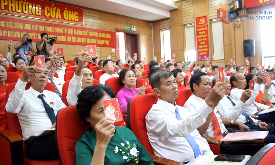 Các đại biểu biểu quyết thông qua nghị quyết đại hội.