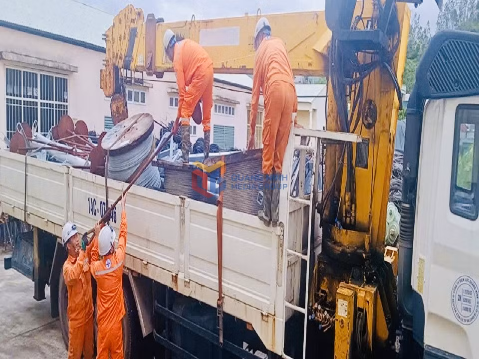Đội xung kích chuẩn bị vật tư, thiết bị để lên trường hỗ trợ tỉnh Hà Tĩnh khắc phục lưới điện.