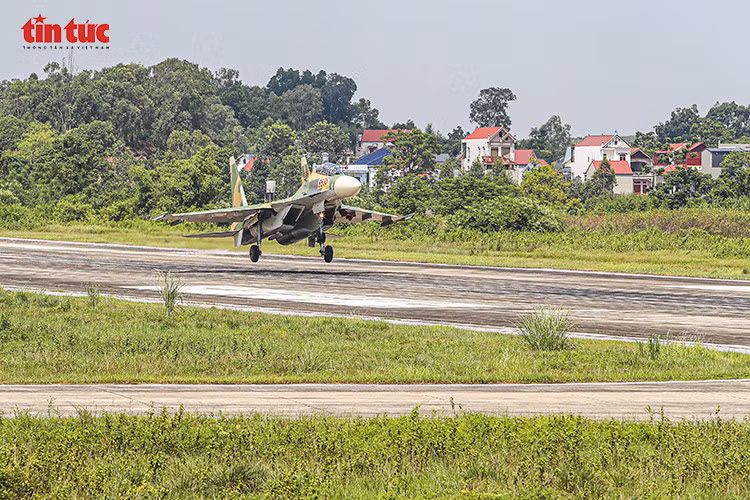 Yak-130 tăng tốc rẽ gió lao vút lên bầu trời.