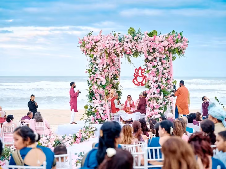 Một đám cưới Ấn Độ với nhiều nghi lễ trang trọng và hoành tráng ở khu nghỉ dưỡng 5 sao thuộc Đà Nẵng, Việt Nam - Ảnh: T.T.