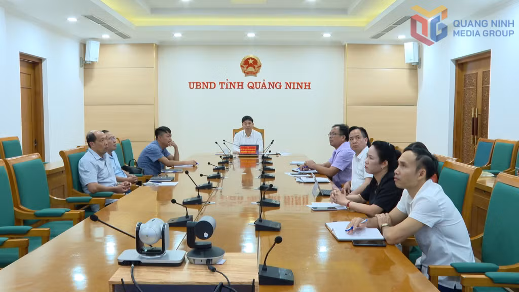 Đồng chí Nguyễn Văn Công, Phó Chủ tịch UBND tỉnh dự hội nghị tại điểm cầu UBND tỉnh.