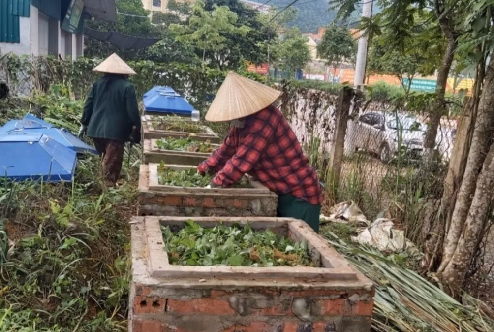 Hội viên phụ nữ xã Ba Chẽ thực hiện mô hình "Ủ phân hữu cơ". Ảnh: Cơ sở cung cấp