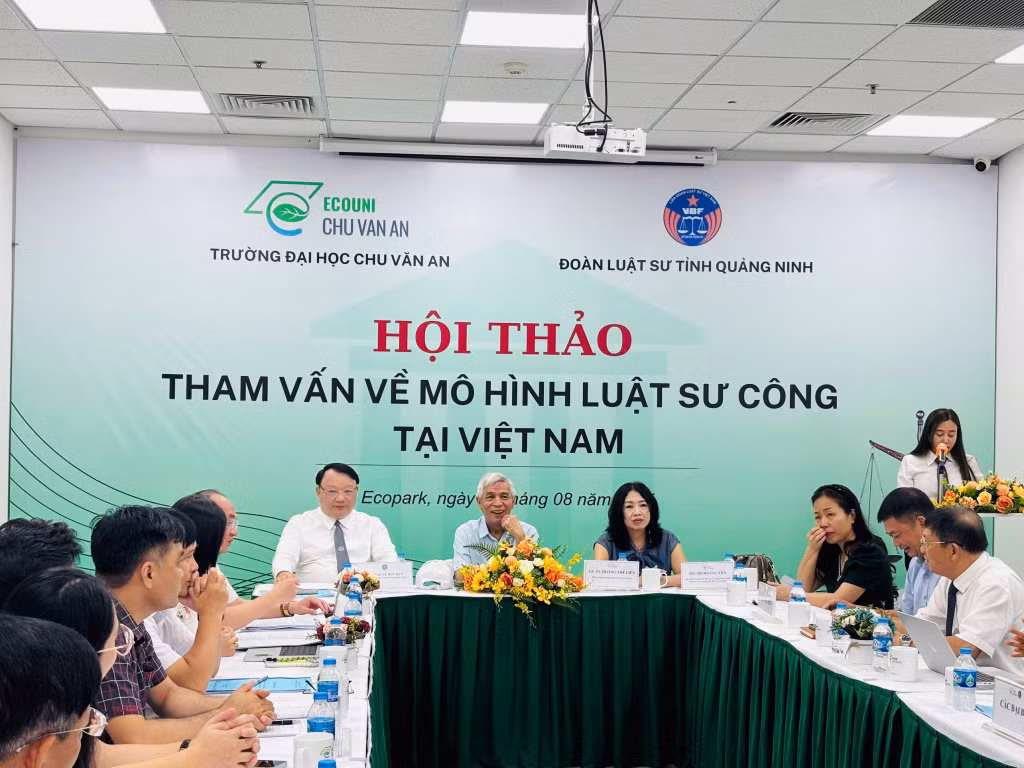 Đoàn luật sư tỉnh phối hợp cùng Trường Đại học Chu Văn An tổ chức hội thảo Tham vấn về mô hình luật sư công tại Việt Nam. Ảnh: Đơn vị cung cấp