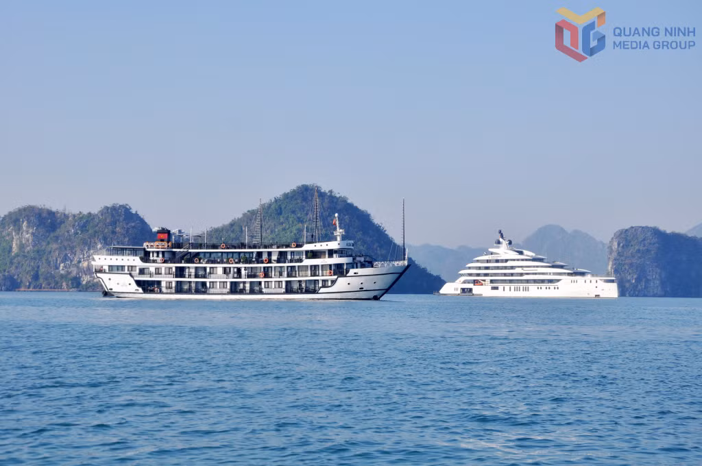 Tàu du lịch đưa du khách tham quan trên Vịnh Hạ Long.
