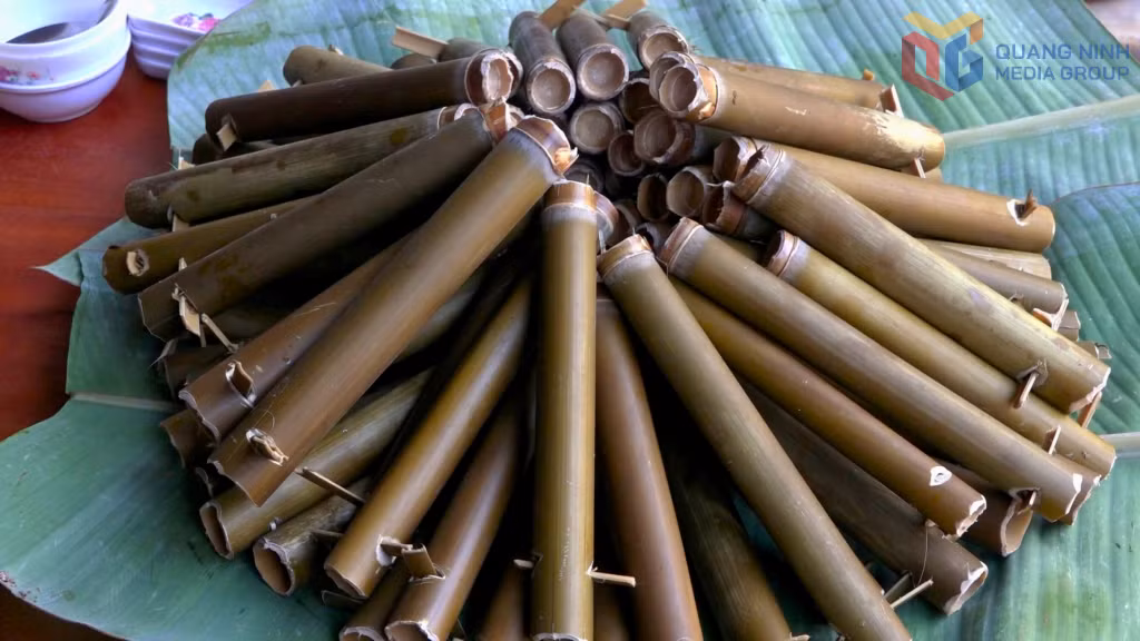 Cơm ống tre tại chợ phiên xã Lương Minh.