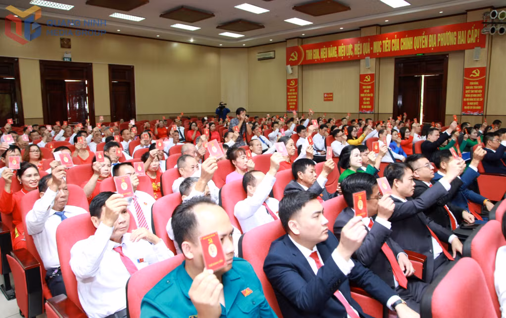Đại hội biểu quyết thông qua nghị quyết.