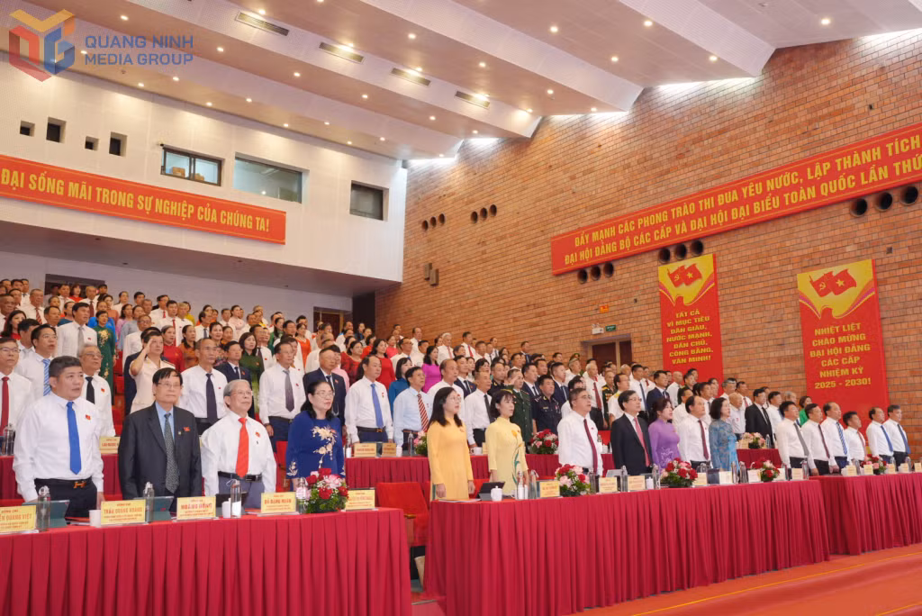 Các đại biểu thực hiện nghi thức chào cờ.